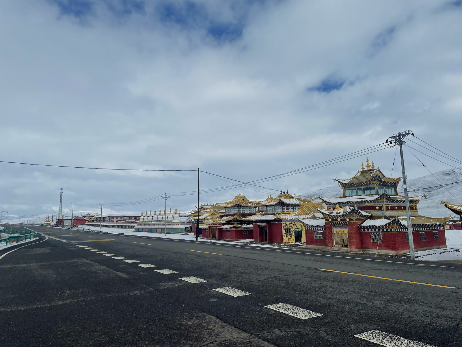 果洛路上的藏式建築
