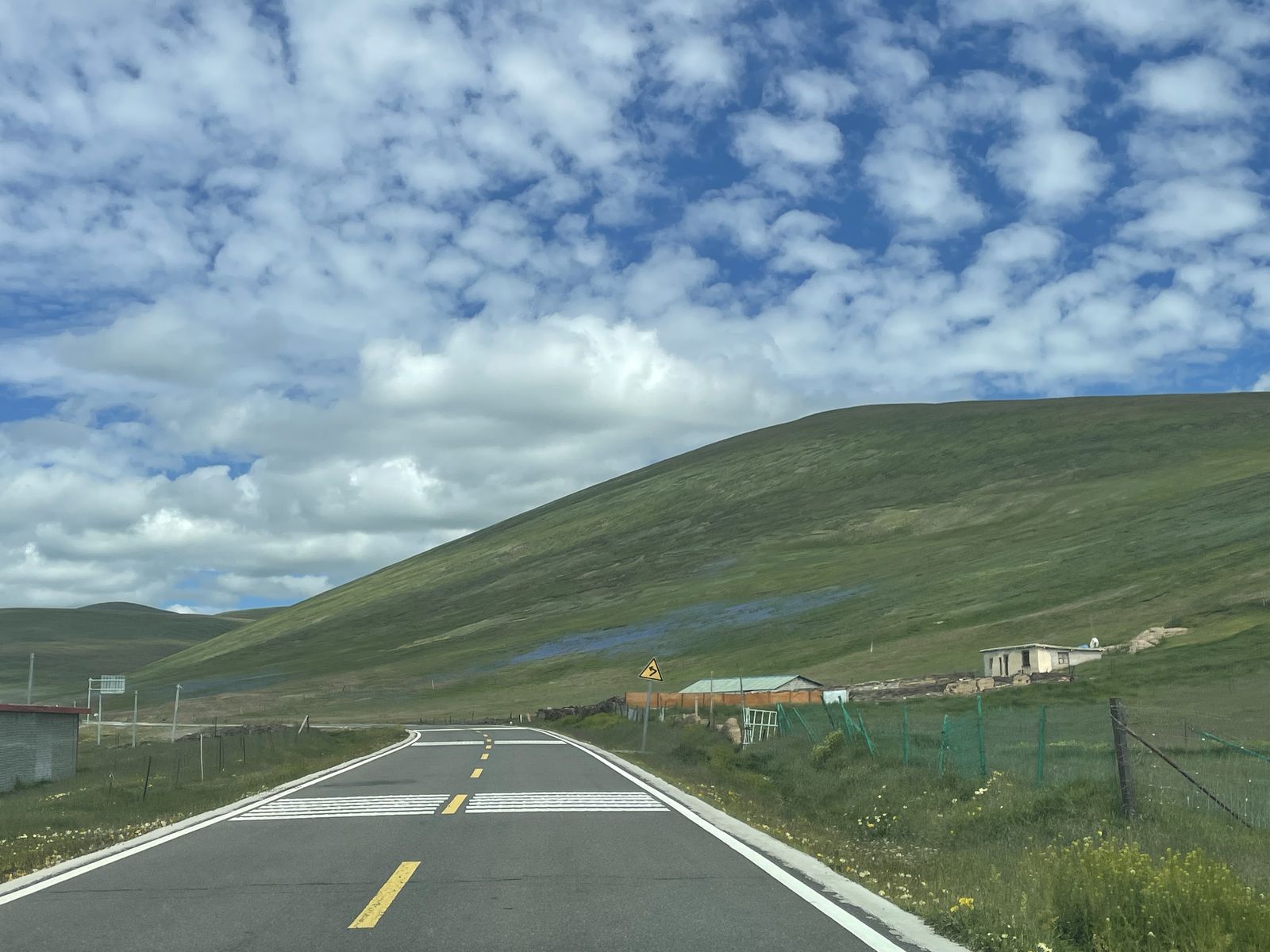 The afternoon on the G318: four hours of grassland and almost no other cars